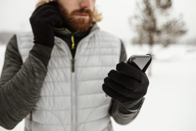 mężczyzna korzysta zimą z telefonu
